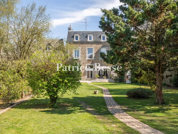 À l'orée de la Suisse normande, dans la ville de Flers, une maison de maître du 19e s. Et son 