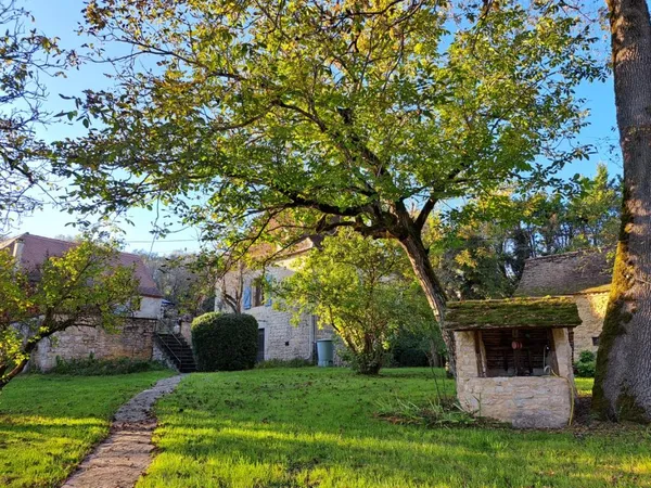 Bel Ensemble En Pierre Constitué D'une Ancienne Grange Convertie En Habitation, D'une Petite 