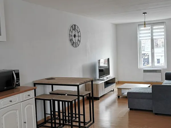 LOUE DUPLEX MEUBLE AU 1er étage ACCUEILLANT 