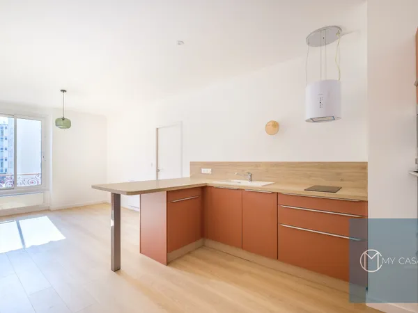 LYON 6 / RUE VAUBAN / T2 ENTIEREMENT RENOVE 