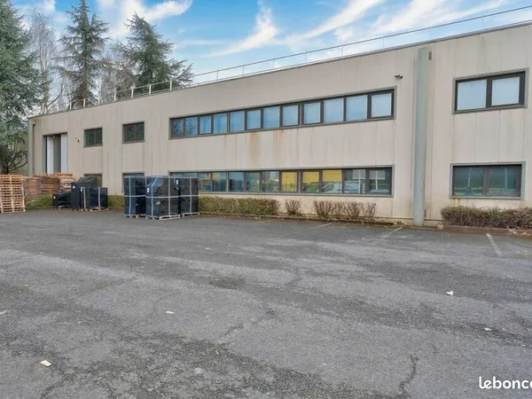 Local d'activité 968 m² 