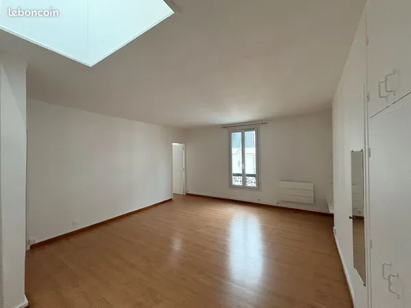 Commerce:/Violet. 2P de 38m² 420 000 FAI 