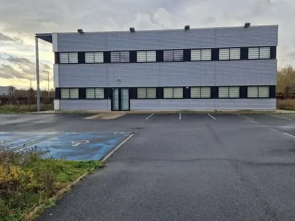 A louer, à Creil, immeuble de bureaux de 754 m², disposant de 31 places de parking, édifié sur 