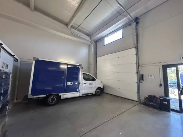 Entrepôt 180 m² 