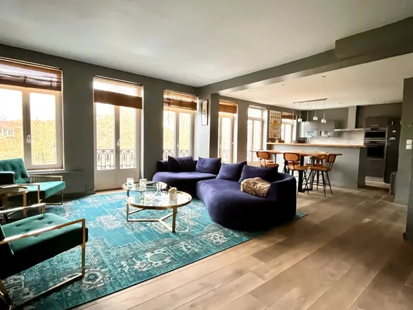 Splendide triplex avec terrasse au dernier étage d'une petite c 