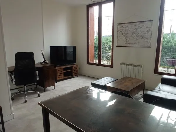 Hypercentre, T2 40 m2 avec TV connectée 55 pouces, proche des quais et du pont Henri IV 