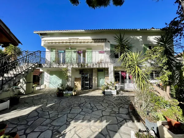Maison en 2 appartements, terrasse et terrain piscinable au 