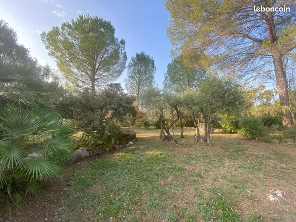 Terrain 1 372 m² Carces 