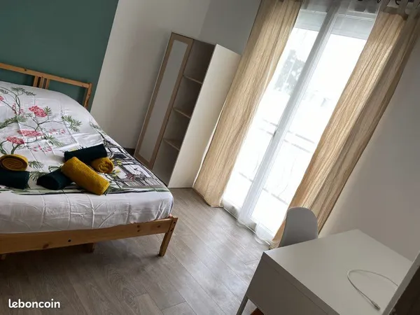 Chambre avec salle de bain dans Colocation meublée à 10 min à pied du RER B Le Bourget 