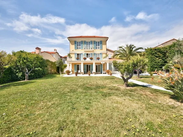 NICE MONT BORON - VILLA A VENDRE - TERRAIN DE 1150M² - RENOVEE - EXPOSITION SUD EST - JOLIE VUE MER 