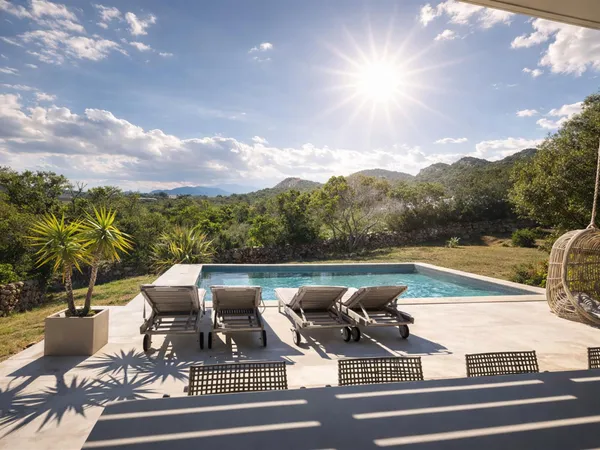 En corse du Sud entre vue mer et montagnes : superbe villa contemporaine avec son jardin paysager et