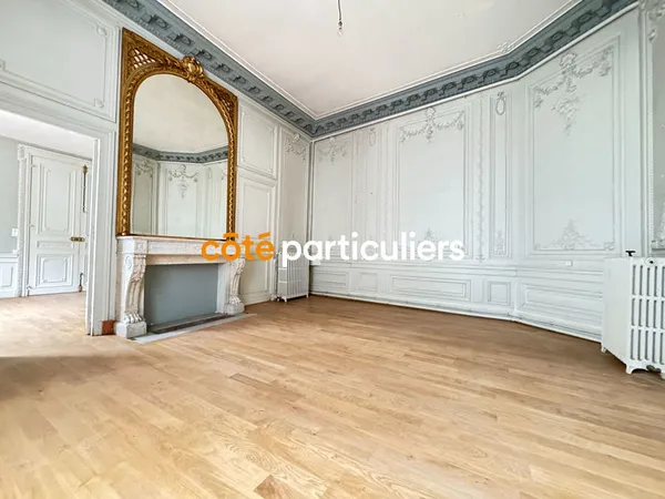 Vaste appartement atypique sur cour à rénover ! 