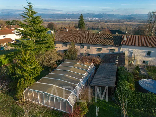 RARE HAUTEURS DE VILLETTE SUR AIN Longère 440m2 terrain Pi 
