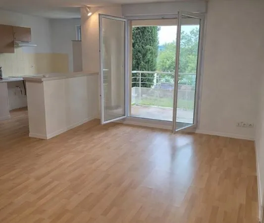 T2 meublé avec terrasse et parking 