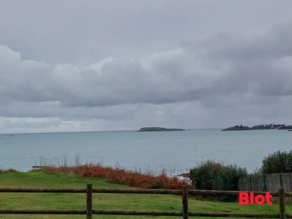 A VENDRE par BLOT IMMOBILIER DINARD- Terrain à bâtir au bord de mer - LANCIEUX 
