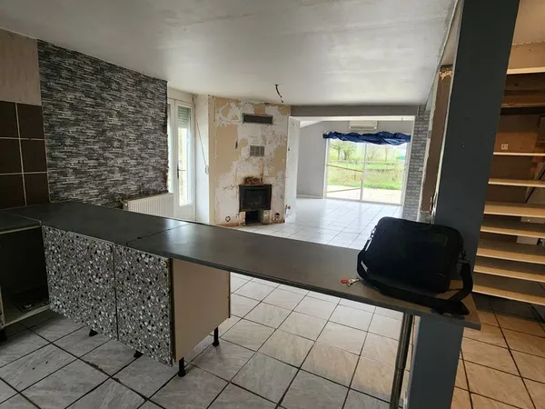 Maison individuelle avec terrain de 5 a, à rénover 