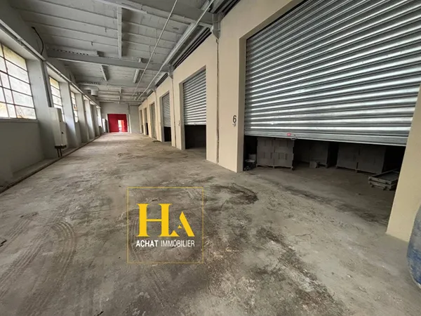 Entrepôt 593 m² 