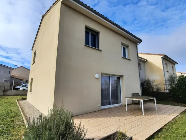 Maison familiale récente avec 5 chambres, grand séjour et ja 