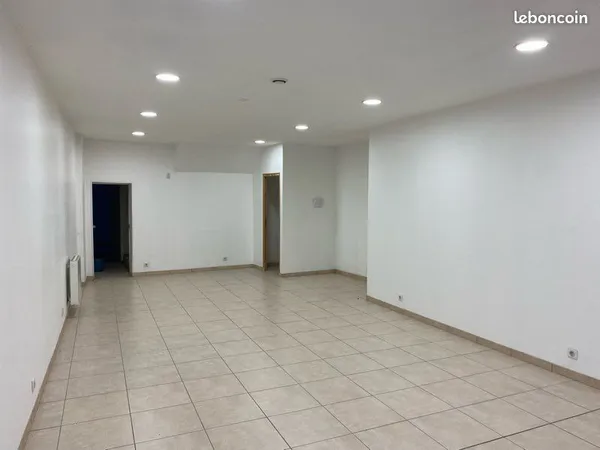 À LOUER - Local commercial 50 m² - Villeneuve-sur-Yonne 