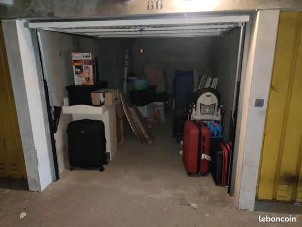 Garage à louer à Saint-Genis-Pouilly 