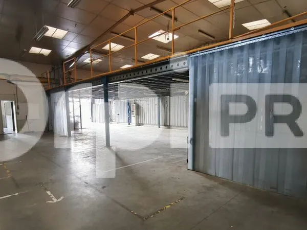 Local d'activité 618 m² 
