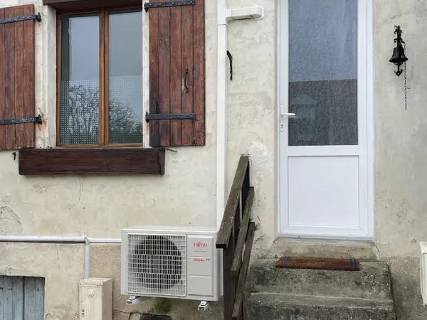 Maison de bourg bien située, avec jardin et potentiel d'amén 