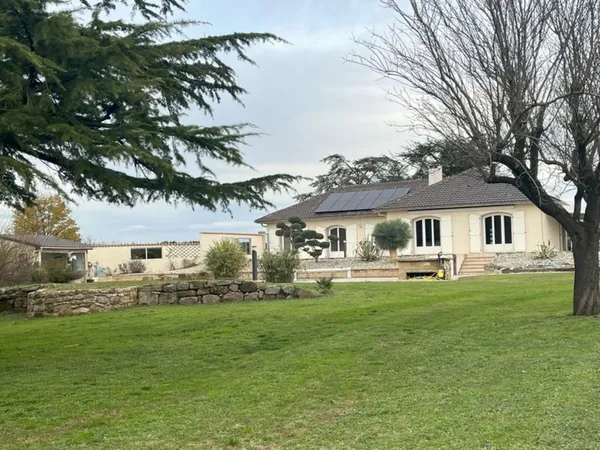 5mn de VALENCE (26) propriété de charme très soignée et confortable sur près d'un hectare clos 