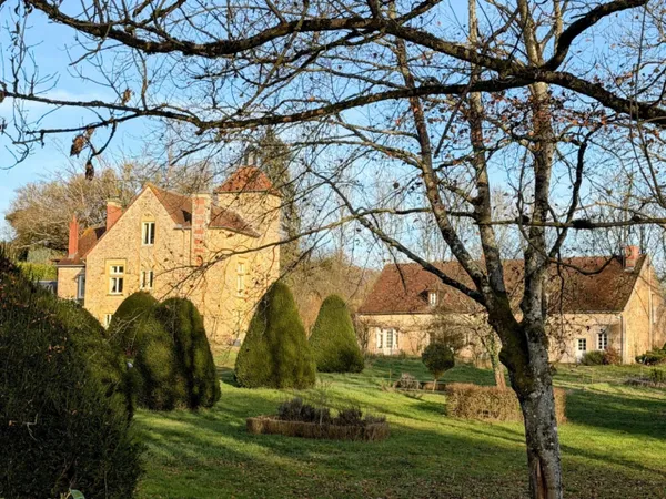 NIEVRE - Manoir du 18e siècle sur 6,5 hectares 