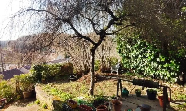 IDEAL POUR INVESTISSEURS BEL ENSEMBLE DE MAISONS DE BOURG EN PIE