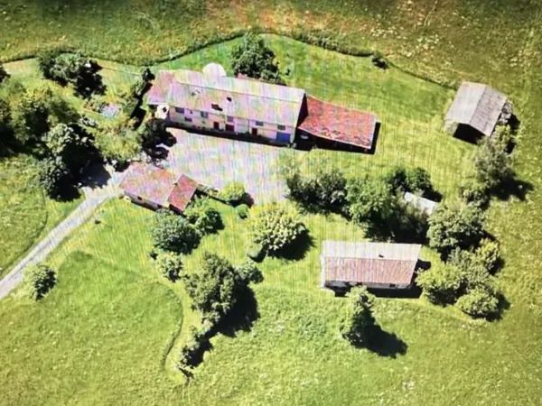 Corps de ferme, propriété immobilière avec grand terrain 