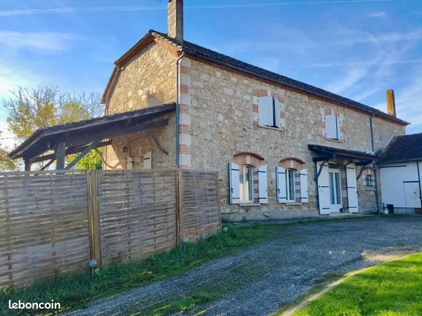 Maison en pierre rénovée avec dépendance et grand terrain 
