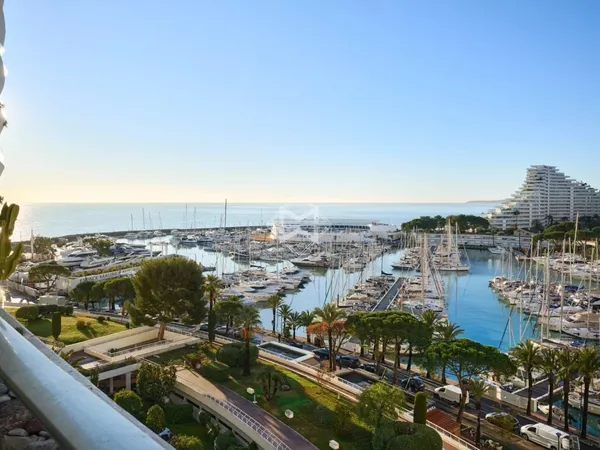 Art de vivre pied dans l'eau à Marina Baie des Anges 
