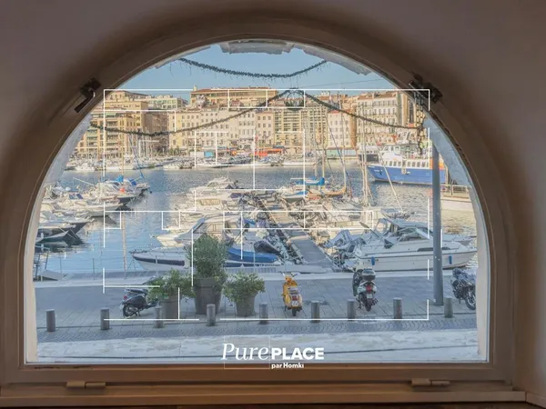 Face au Vieux-Port, un type 4 aux volumes généreux 