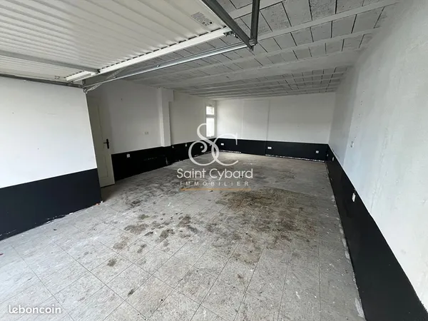 Parking/box 1 pièce 45 m² 