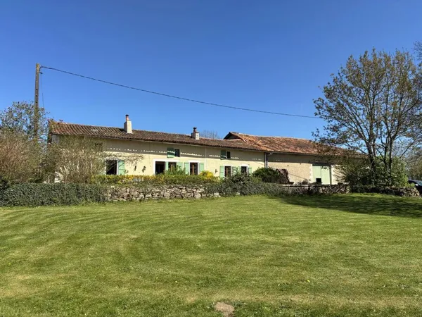 Tout y est ! Maison, maison d'amis, piscine, étang, terrain ! 
