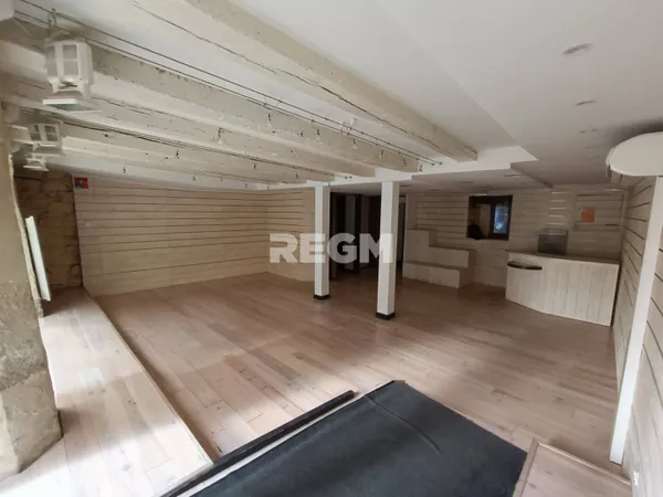 Local commercial 1 pièce 57 m² 