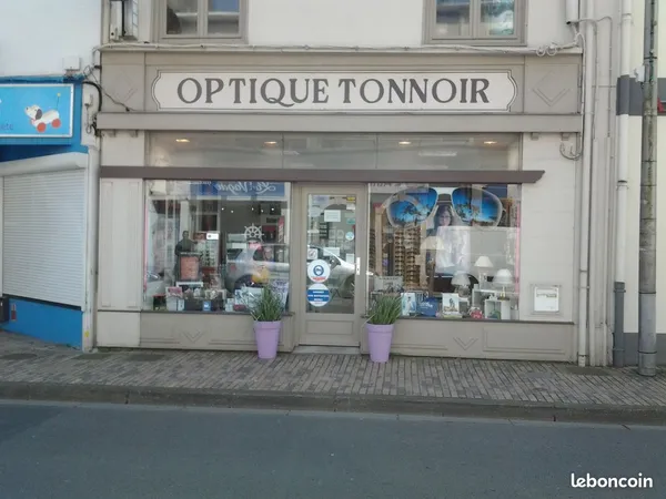 Vend bätiment à usage commercial 