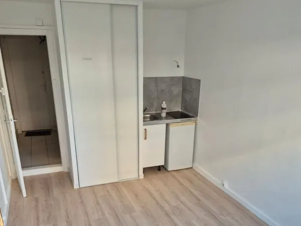 Studette à vendre 
