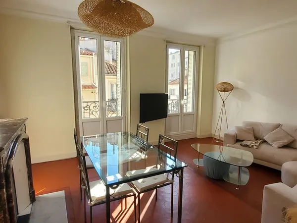 Appartement T3 Haussmannien rénové Haute Ville TOULON 4éme étage avec ascenseur - Climatisation 