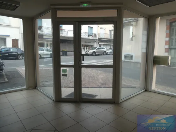 Proche centre local commercial de plain-pied de 110m2: entré 