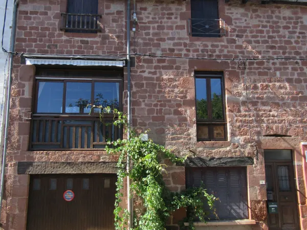 EXCLUSIVITE MARCILLAC VALLON Maison de village en pierre avec ga 