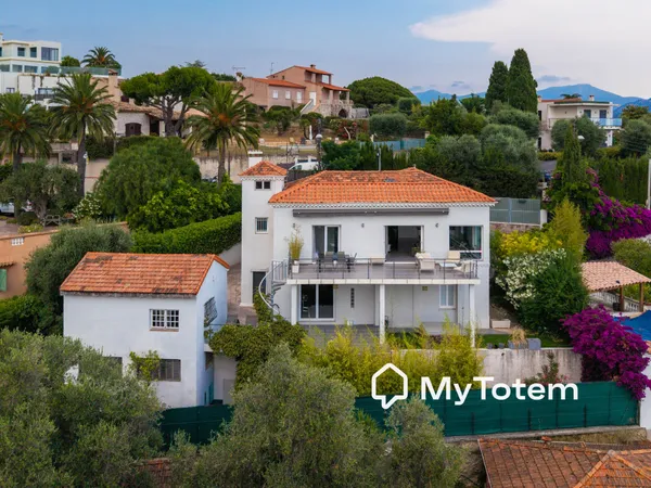 Villa avec terrasses et vue mer 