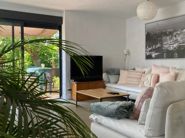 Maison de village restaurée, chaleureuse, calme, terrasse, jardin, 4 ch, 3 sdb, 4 wc, 2 