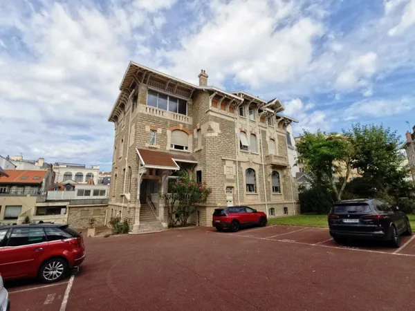BIARRITZ Centre Ville T2 en RDC avec parking 