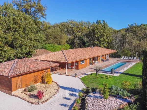 Bagnols en forêt - Maison contemporaine de plain pied 