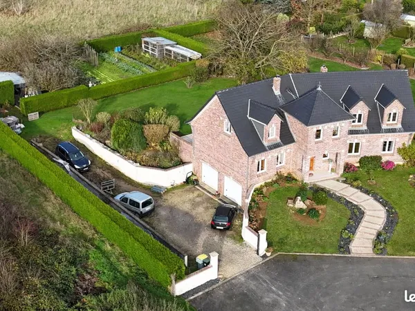 Cette maison en briques, conçue par un constructeur de renom, allie l'élégance intemporelle des 