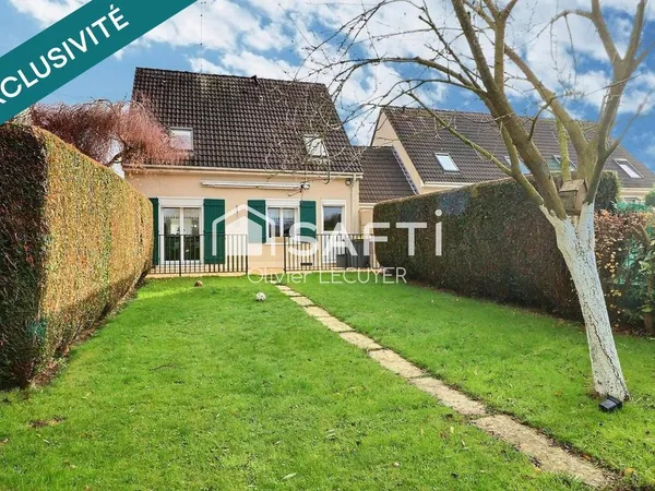 MAISON SEMI-MITOYENNE PAR LE GARAGE "IDEALEMENT" SITUÉE, 3 CHAMBRES, BEAU JARDIN CLOS! 