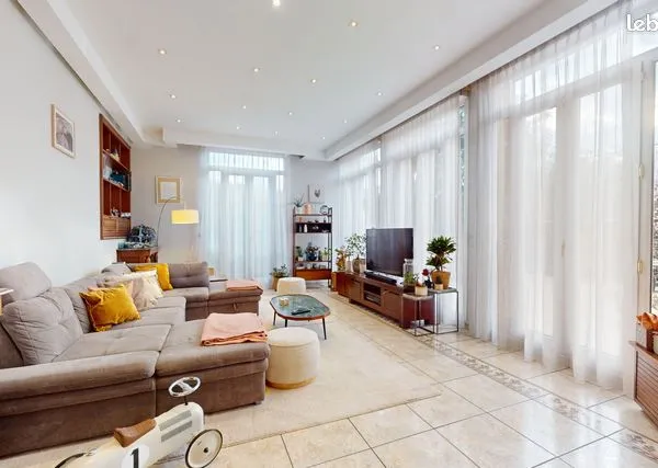 Maison 11 pièces 221 m² 