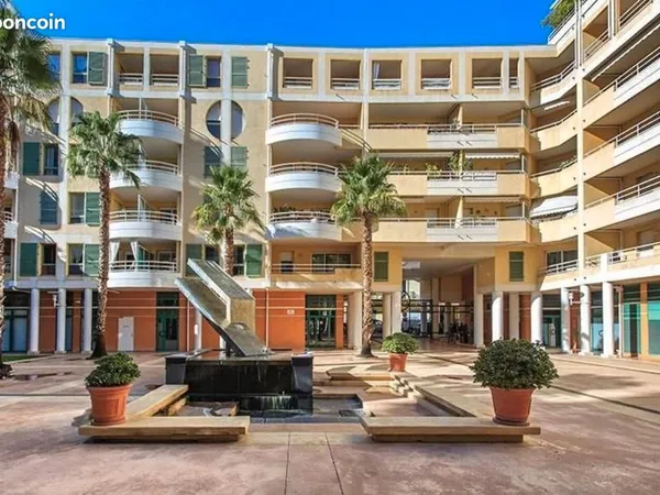 Beau studio avec terrasse et clim a 100 mètres du Port 