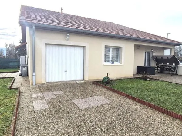 Beau Pavillon Individuel de Plain-pied de 121 m² Rénové et Extensible à 160 m² avec sa Cour 